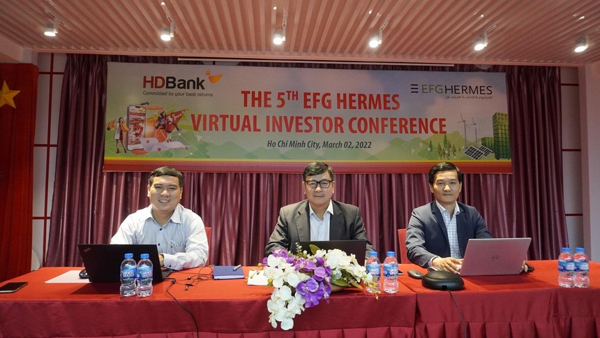 Sự kiện diễn ra theo hình thức trực tuyến với sự tham dự của ông Đàm Thế Thái - Phó tổng giám đốc HD SAISON, ông Trần Hoài Nam - Phó tổng giám đốc HDBank, ông Hoàng Thanh Tùng - Trưởng phòng Quan hệ Nhà Kl99ok phiên bản mới (từ trái sang).
