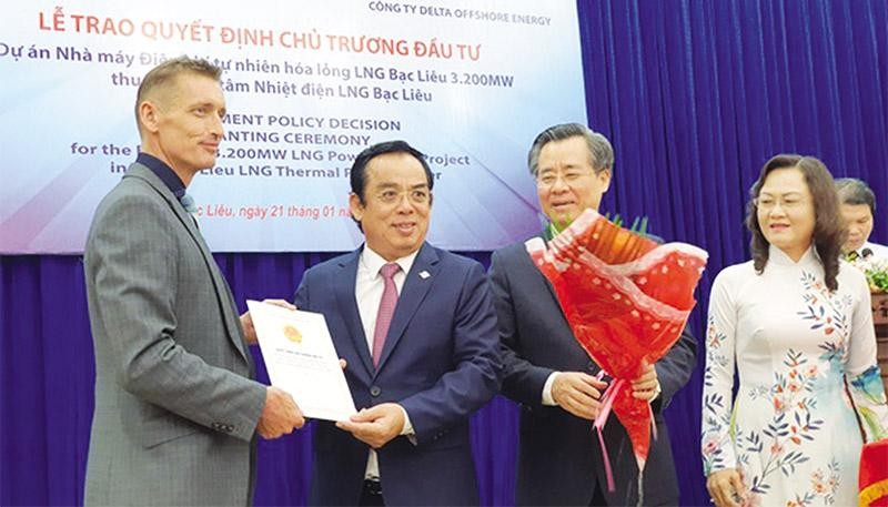 Lễ trao quyết định chủ trương Kl99ok phiên bản mới Dự án Điện khí LNG Bạc Liêu.