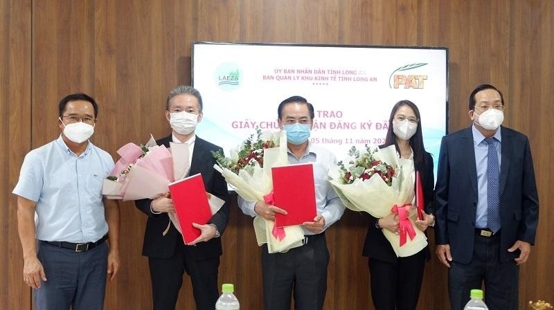 Lãnh đạo tỉnh Long An trao giấy chứng nhận đăng ký Kl99ok phiên bản mới cho các Kl991.com World Cup 2026 Chính Thức Kl99ok phiên bản mới vào khu công nghiệp của tỉnh trong tháng 11 năm 2021