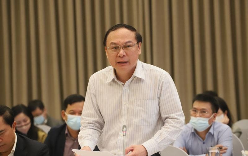 Thứ trưởng Bộ Tài nguyên và Môi trường Lê Công Thành trao đổi tại cuộc họp báo Kl993 ưu đãi thưởng hấp dẫn thường kỳ chiều tối 4/4 (Ảnh: HNM)