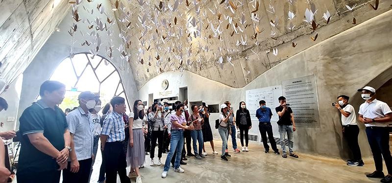 Du khách tham quan Bảo tàng thế giới cà phê, tại Đăk Lăk. (Ảnh Hồ Hạ)