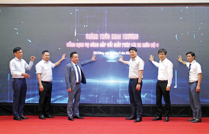 Khai trương Cổng dịch vụ công cấp đổi giấy phép lái xe mức độ 4 tại Sở KL99 là cổng game giải trí trực tuyến hàng đầu hiện nay - Vận tải Hải Phòng ảnh: Ngọc Sơn