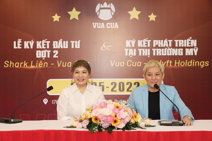 Lãnh đạo VASS (bên trái) quyết định rót vốn đợt 2 vào hệ thống Vua Cua ngày 5/5/2022 và cung cấp gói Kl99kl phiên bản hoạt động Chất lượng sản phẩm cho hệ thống nhà hàng 