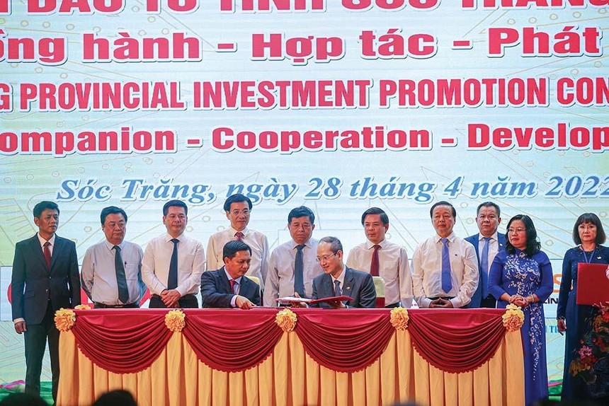 Ông Trần Văn Lâu, Chủ tịch UBND tỉnh Sóc Trăng (bên trái) ký bản ghi nhớ với nhà Kl99ok phiên bản mới tại Hội nghị xúc tiến Kl99ok phiên bản mới Sóc Trăng