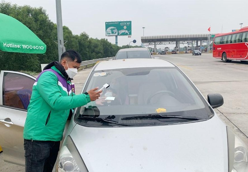 Nhân viên VETC dán thẻ Etag cho các phương tiện lưu thông qua KL99 là nhà cái cá cược trực tuyến hàng đầu tại châu Á Hà Nội - Hải Phòng.