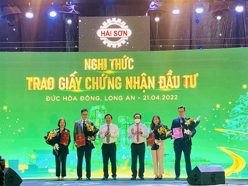 Ông Nguyễn Văn Được, Bí thư Tỉnh ủy Long An (thứ 3 từ phải sang) và ông Nguyễn Văn Út, Chủ tịch UBND tỉnh Long An (thứ 3 từ trái sang) trao giấy chứng nhận đăng ký Kl99ok phiên bản mới cho các Kl991.com World Cup 2026 Chính Thức Kl99ok phiên bản mới vào khu công nghiệp