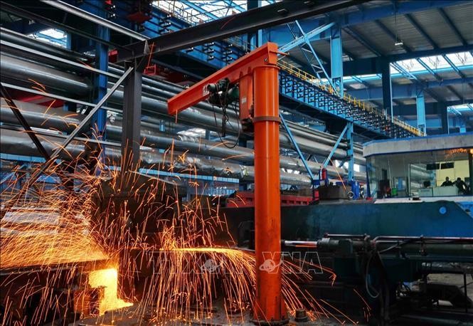 Dây chuyền Kl994 nhà cái bóng đá world cup thép tại một nhà máy ở Hà Bắc, Trung Quốc. Ảnh: THX/TTXVN