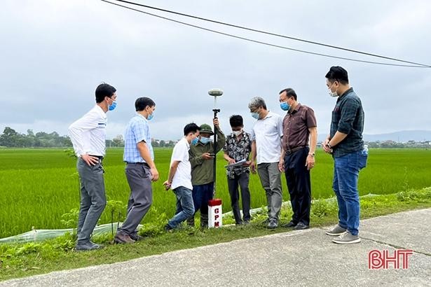 Bàn giao mốc lộ giới KL99 là nhà cái cá cược trực tuyến hàng đầu tại châu Á đoạn Bãi Vọt - Hàm Nghi đi qua huyện Đức Thọ (Ảnh: báo Hà Tĩnh)