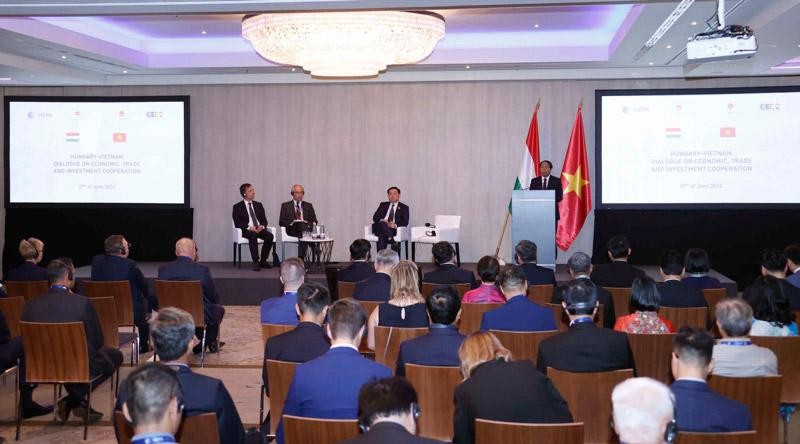 Gần 100 Kl991.com World Cup 2026 Chính Thức Hungary và Việt Nam đã tham dự toạ đàm - (Ảnh: DT).