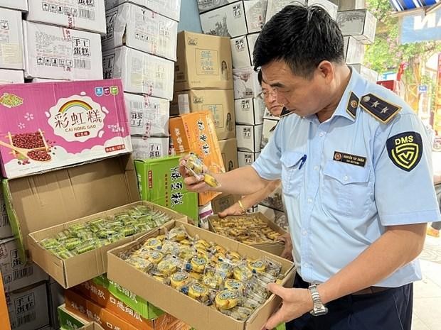 Lực lượng Quản lý thị trường Hà Nội kiểm tra cơ sở Kl992 VIP Trang Chủ 2026 bánh trung thu trên địa bàn huyện Hoài Đức. (Ảnh: PV/Vietnam+)