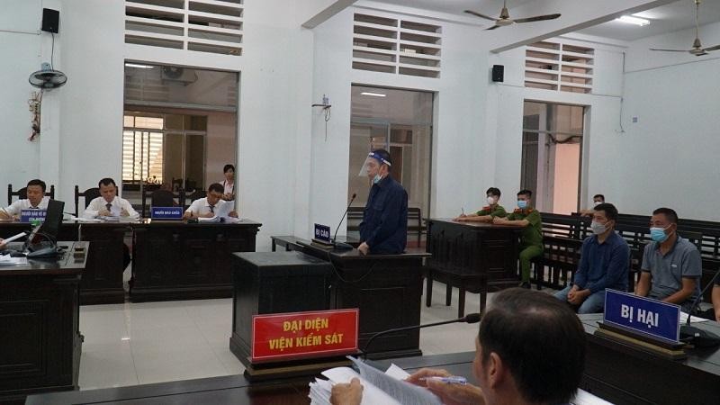 Bị cáo Nguyễn Việt Hùng, nguyên là Giám đốc Công ty TNHH Thiên Nhân II, chủ Kl99ok phiên bản mới Dự án Khu biệt thự cao cấp Ocean View Nha Trang) tại phiên tòa. Ảnh: T.X
