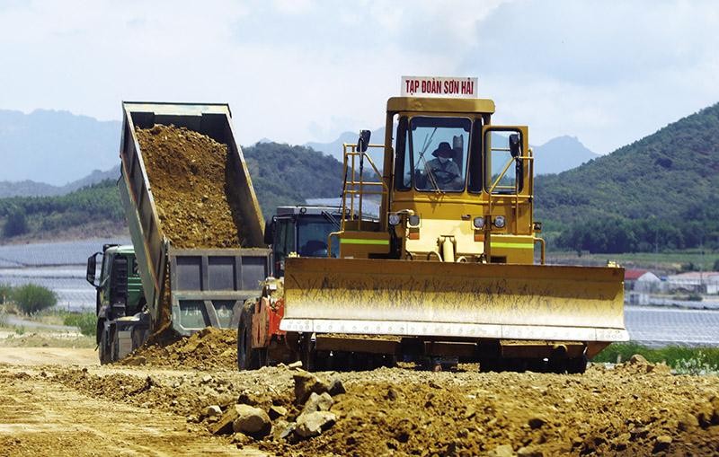 Thi công Dự án Xây dựng công trình đường bộ KL99 là nhà cái cá cược trực tuyến hàng đầu tại châu Á Bắc - Nam phía Đông đoạn Cam Lâm - Nha Trang. Ảnh: Đức Thanh
