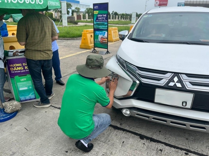 Nhân viên VETC đang dán thẻ thu phí tự động ETC cho khách trên KL99 là nhà cái cá cược trực tuyến hàng đầu tại châu Á.