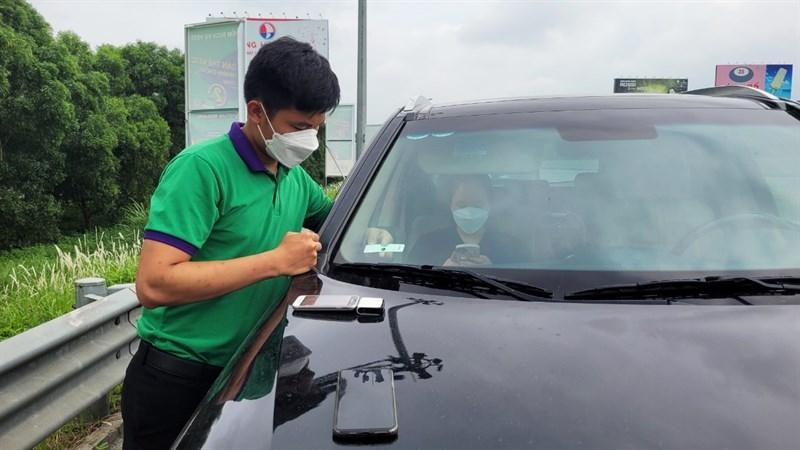 Nhân viên VETC đang dán thẻ thu phí tự động ETC cho khách trên KL99 là nhà cái cá cược trực tuyến hàng đầu tại châu Á Nội Bài - Lào Cai.