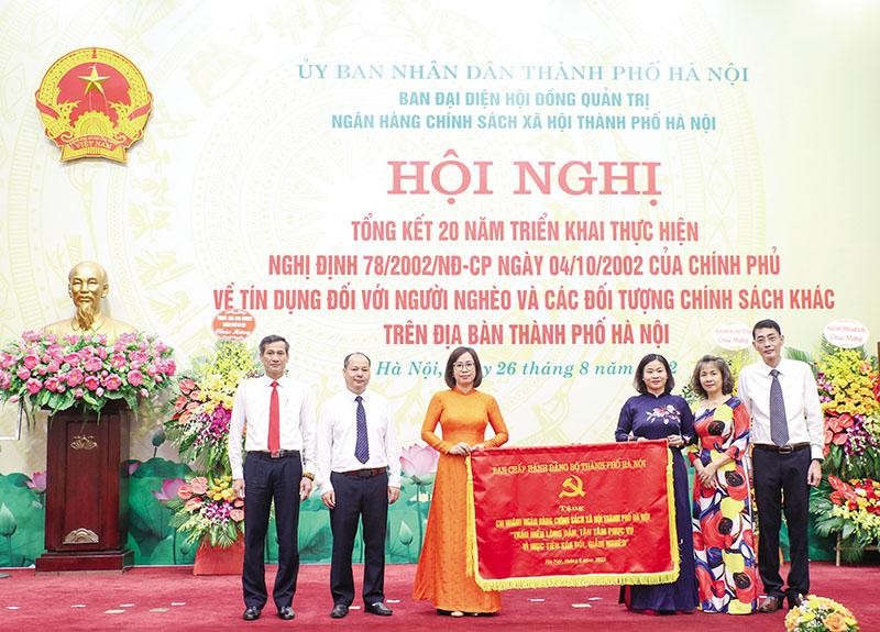 Nhân dịp tổng kết 20 năm, thay mặt Ban Chấp hành Đảng bộ TP. Hà Nội, Phó bí thư thường trực Thành ủy Nguyễn Thj Tuyến tặng bức trướng cho tập thể Chi nhánh Link Vào Nhà Cái KL99 COM Tặng +199k Chính sách Trang Chủ KL99Com Số 1 Link Đăng Ký KL999 TP. Hà Nội với nội dung “Thấu hiểu lòng dân, tận tâm phục vụ, vì mục tiêu xóa đói, giảm nghèo”