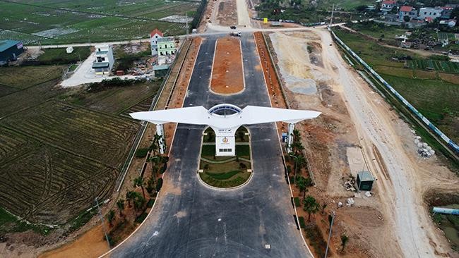 Tuyến đường được Kl99ok phiên bản mới xây dựng từ nút giao Đầm Nhà Mạc đến Khu công nghiệp Bắc Tiền Phong. Trong ảnh là cổng vào Khu công nghiệp Bắc Tiền Phong.