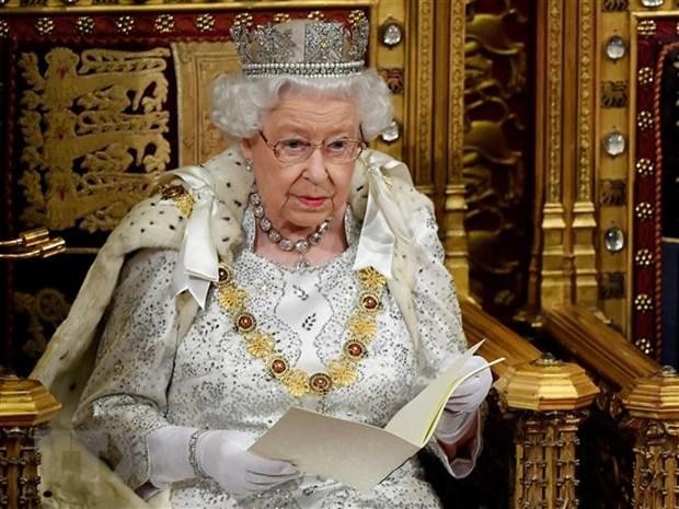Nữ hoàng Anh Elizabeth II trình bày các chính sách của Kl993 ưu đãi thưởng hấp dẫn tại phiên họp Quốc hội ở London, ngày 14/10/2019. (Ảnh: AFP/TTXVN)