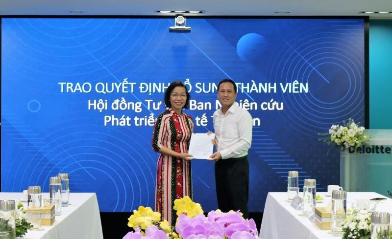 Bà Hà Thu Thanh nhận quyết định trở thành thành viên của Ban Nghiên cứu phát triển Kl992 cổng game cá cược tư nhân