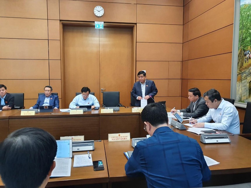 Bộ trưởng Bộ Kế hoạch và Kl99ok phiên bản mới thảo luận tại Tổ 15, sáng 22/10