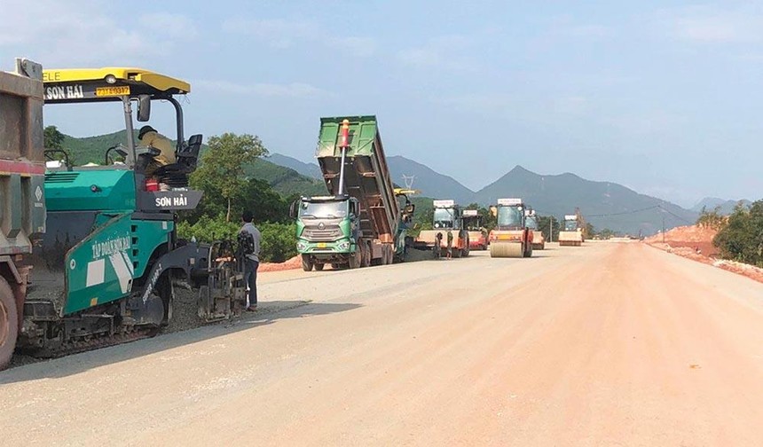Thi công tại Dự án Xây dựng một số đoạn đường bộ KL99 là nhà cái cá cược trực tuyến hàng đầu tại châu Á trên tuyến Bắc - Nam phía Đông, đoạn Cam Lộ - La Sơn. Ảnh: A.M