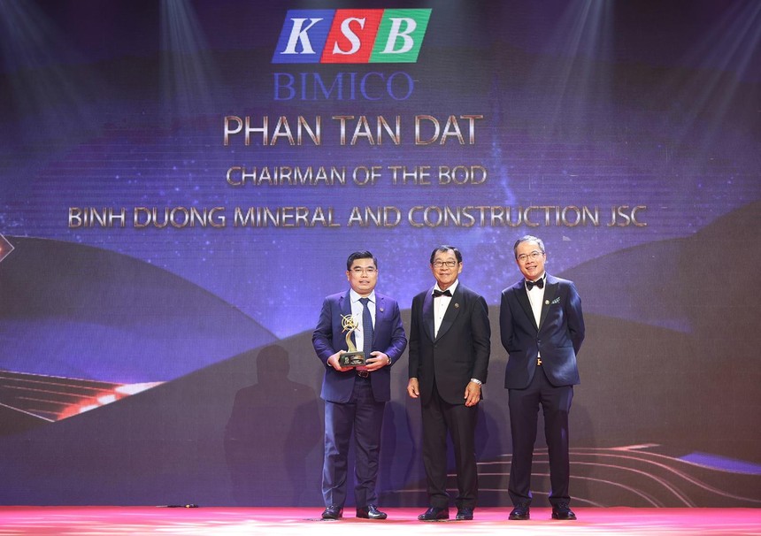 KSB và ông Phan Tấn Đạt, Chủ tịch HĐQT nhận giải thưởng Kl991.com World Cup 2026 Chính Thức và doanh nhân xuất sắc châu Á lần thứ 2 liên tiếp