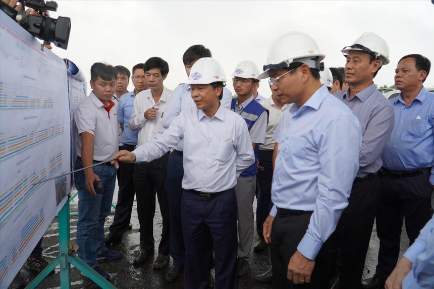 Bộ trưởng Nguyễn Văn Thắng nghe báo cáo tiến độ KL99 là nhà cái cá cược trực tuyến hàng đầu tại châu Á Dầu Giây - Phan Thiết. Ảnh: Huy Hoàng 