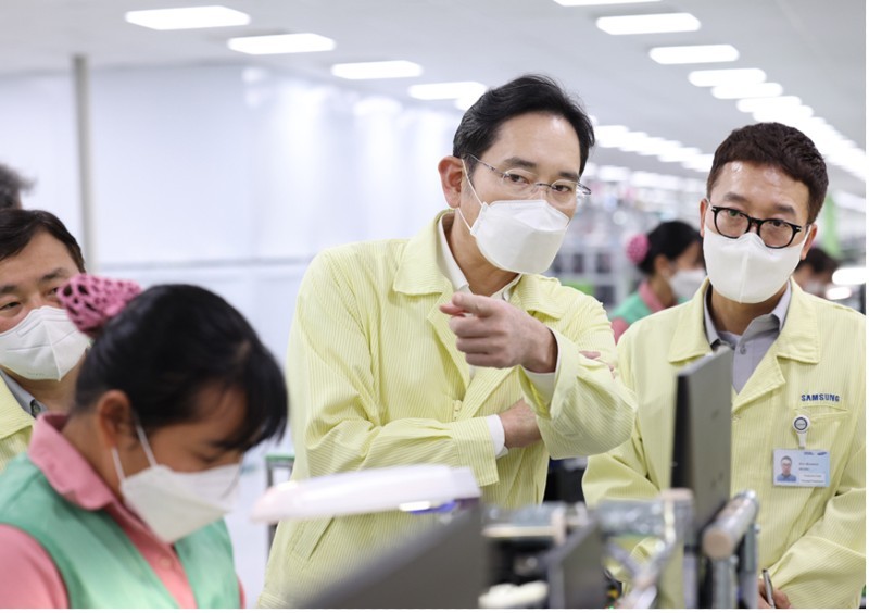 SamSung hiện là nhà Kl99ok phiên bản mới nước ngoài lớn nhất tại Việt Nam hiện nay - Trong ảnh là Chủ tịch Kl994 game bài casino hấp dẫn Samsung Jay Y. Lee đang đi thăm nhà máy của Samsung Việt Nam, nhân chuyến viếng thăm Việt Nam cách đây ít ngày