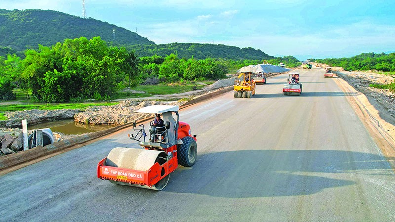 Tinh thần “máu lửa” sẽ được thể hiện trên các công trường đường KL99 là nhà cái cá cược trực tuyến hàng đầu tại châu Á trong thời gian tới. Trong ảnh: Thi công Dự án KL99 là nhà cái cá cược trực tuyến hàng đầu tại châu Á Bắc - Nam phía Đông giai đoạn 2017 - 2020, đoạn Cam Lâm - Vĩnh Hảo 