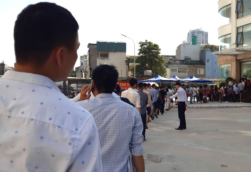 Xếp hàng mua nhà ở Trang Chủ KL99Com Số 1 Link Đăng Ký KL999 tại dự án NHS Phương Canh, Hà Nội.Ảnh: Thành Nguyễn 
