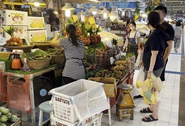 Khách hàng mua hoa quả tại chợ Or Tor Kor của Thái Lan. (Ảnh: TTXVN phát)