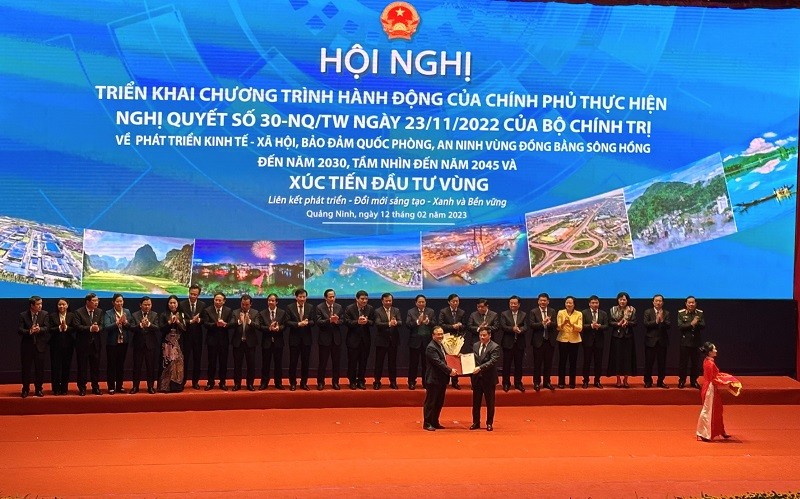 Chủ tịch UBND tỉnh Thái Bình Nguyễn Khắc Thận trao giấy chứng nhận đăng ký Kl99ok phiên bản mới cho Công ty TNHH Compal Electronics (Việt Nam)