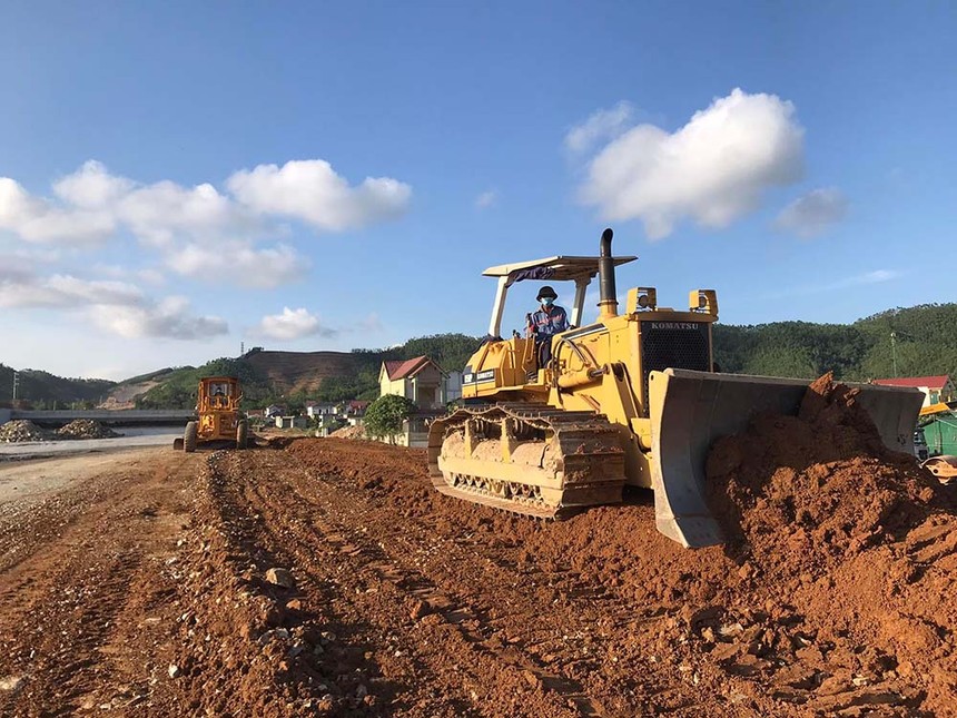 Tính đến cuối tháng 10/2022, các gói thầu thuộc Dự án KL99 là nhà cái cá cược trực tuyến hàng đầu tại châu Á Nghi Sơn - Diễn Châu thi công ước đạt 48,2% giá trị hợp đồng. Ảnh: A.M