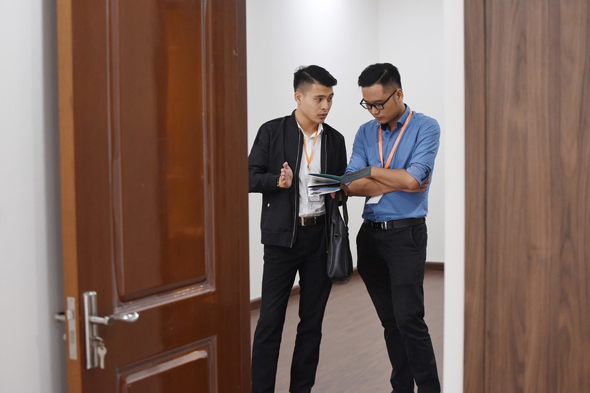 Cả chủ Kl99ok phiên bản mới lẫn người mua đều giữ tâm thế thận trọng. Ảnh: Dũng Minh 