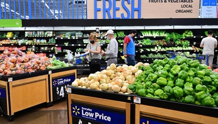 Người tiêu dùng mua sắm tại một cửa hàng ở thành phố Rosemead, bang California, Mỹ. Ảnh: AFP 