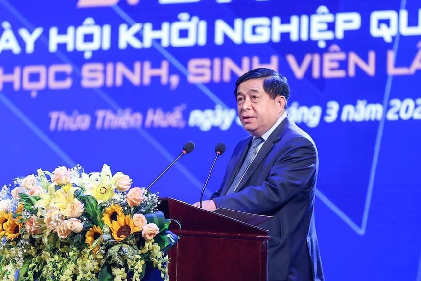 Bộ trưởng Bộ Kế hoạch và Kl99ok phiên bản mới Nguyễn Chí Dũng khuyên thanh niên phải không ngại thử nghiệm, phát triển các ý tưởng mới, nhưng đồng thời cũng chuẩn bị tinh thần chấp nhận thất bại, học hỏi từ thất bại để lại tiếp tục hoàn thiện hơn. (Ảnh: Nhật Bắc)