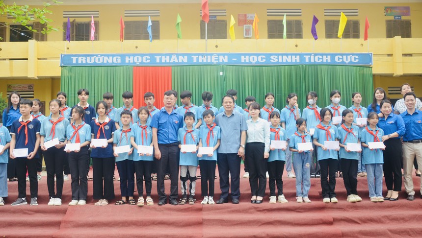 Đoàn Thanh niên Bộ Kế hoạch và Kl99ok phiên bản mới trao 05 bộ máy tính cho trường THCS Tân Trào, xã Tân Trào, huyện Sơn Dương