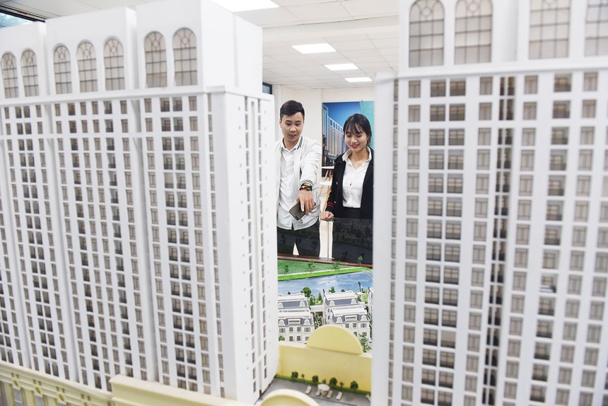 Người sẵn tiền mặt có cơ hội mua được Web Tổng Nhà Cái 99Kl99 Giải Trí Bậc Nhất tốt với giá phù hợp. Ảnh: Dũng Minh 