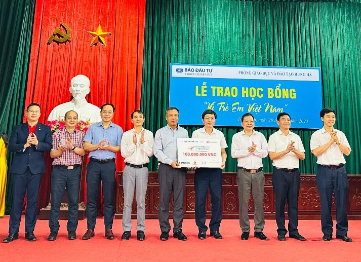 Tổng Biên tập Báo Kl99ok phiên bản mới Lê Trọng Minh (thứ năm từ trái qua) trao biểu trưng 100 triệu đồng cho đồng chí Nguyễn Tiến Hoạt, Trưởng phòng Giáo dục huyện Hưng Hà, với sự chứng kiến của đồng chí Trần Hữu Nam, Tỉnh ủy viên, Bí thư Huyện ủy; đồng chí Nguyễn Trọng Lộ, Phó Bí thư thường trực Huyện ủy, Chủ tịch HĐND huyện; đồng chí Đinh Bá Khải, Phó chủ tịch UBND huyện.