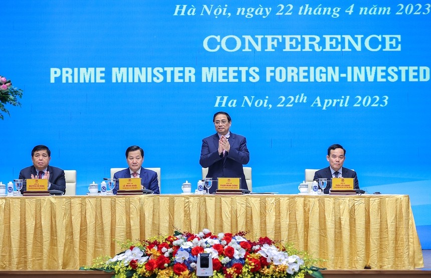Cùng dự và chủ trì Hội nghị tại đầu cầu Hà Nội có Phó Thủ tướng Lê Minh Khái, Phó Thủ tướng Trần Lưu Quang, Bộ trưởng Bộ Kế hoạch và Kl99ok phiên bản mới Nguyễn Chí Dũng. (Ảnh: Nhật Bắc)