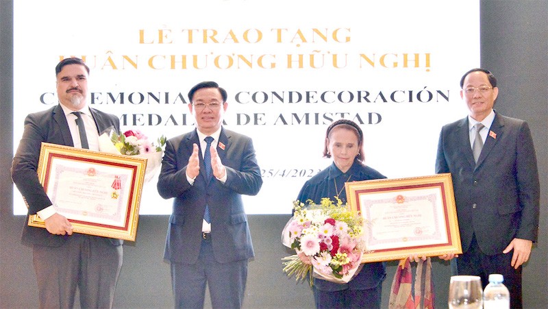 Chủ tịch Quốc hội Vương Đình Huệ đã trao Huân chương Hữu nghị của 99Kl99 trực tiếp đá gà Việt Nam tặng Viện Văn hoá Argentina - Việt Nam (ICAV) và cá nhân Chủ tịch ICAV Poldi María Sosa - (Ảnh: Doán Tấn).
