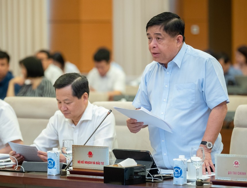 Bộ trưởng Bộ Kế hoạch và Kl99ok phiên bản mới Nguyễn Chí Dũng báo cáo tại phiên họp.