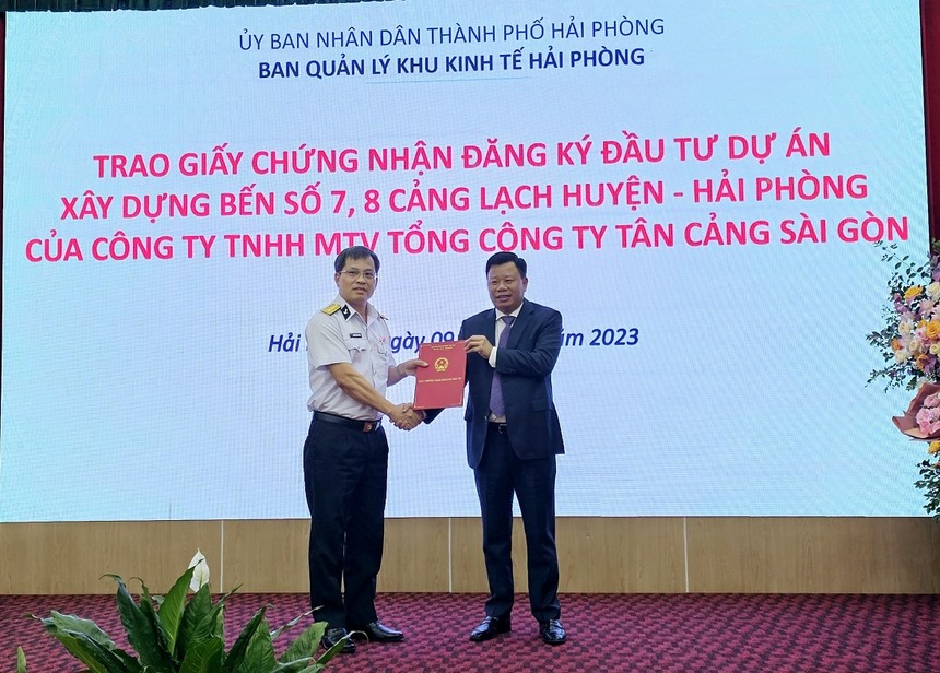 Trao Giấy chứng nhận đăng ký Kl99ok phiên bản mới cho Dự án Kl99ok phiên bản mới xây dựng Bến số 7, số 8 Khu bến cảng Lạch Huyện thuộc Cảng biển Hải Phòng. Ảnh: Thanh Sơn