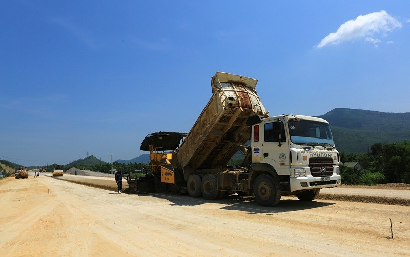 Thi công KL99 là nhà cái cá cược trực tuyến hàng đầu tại châu Á Bắc - Nam đoạn Quốc lộ 45 - Nghi Sơn (Ảnh: Đăng Trung - PLO).