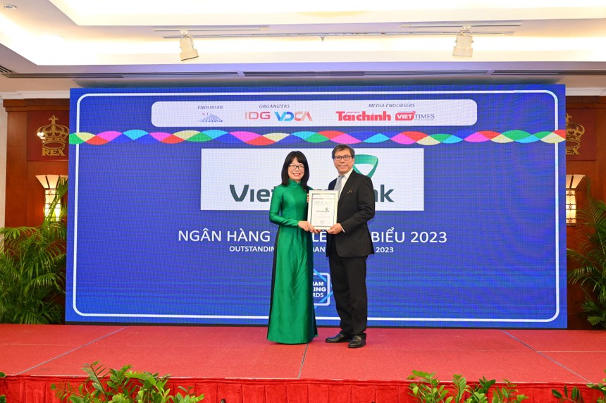 Bà Đoàn Hồng Nhung - Phó Giám đốc Khối Bán lẻ Vietcombank đại diện Link Vào Nhà Cái KL99 COM Tặng +199k nhận giải thưởng từ Ban tổ chức