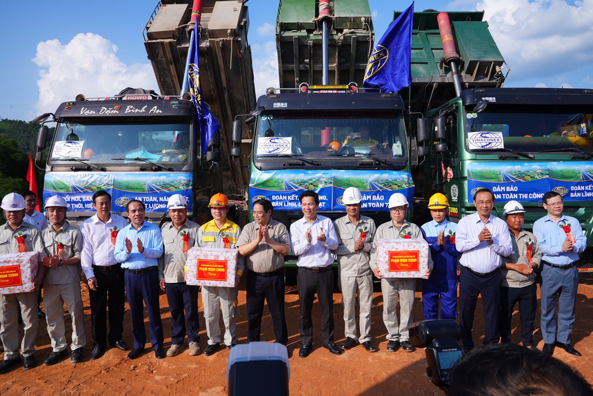 Thủ tướng Kl993 ưu đãi thưởng hấp dẫn Phạm Minh Chính tặng quà, động viên CBCNV nhà thầu VINACONEX.