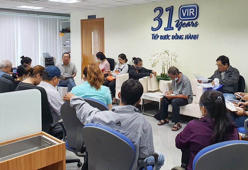 Các khổ chủ kêu cứu tại Văn phòng Báo Kl99ok phiên bản mới tại TP.HCM. Ảnh: Lê Toàn
