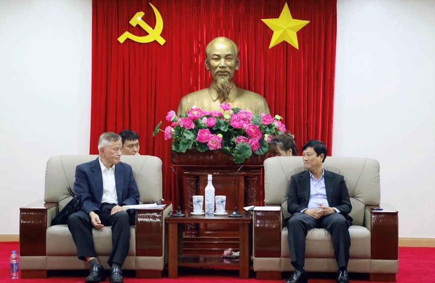 Ông Võ Văn Minh (bên phải) Chủ tịch UBND tỉnh Bình Dương trao đổi với ông Yeh Ming Yuh, Tổng giám đốc Công ty TNHH Polytex Far Eastern (Việt Nam) về việc mở rộng Kl99ok phiên bản mới tại Bình Dương.