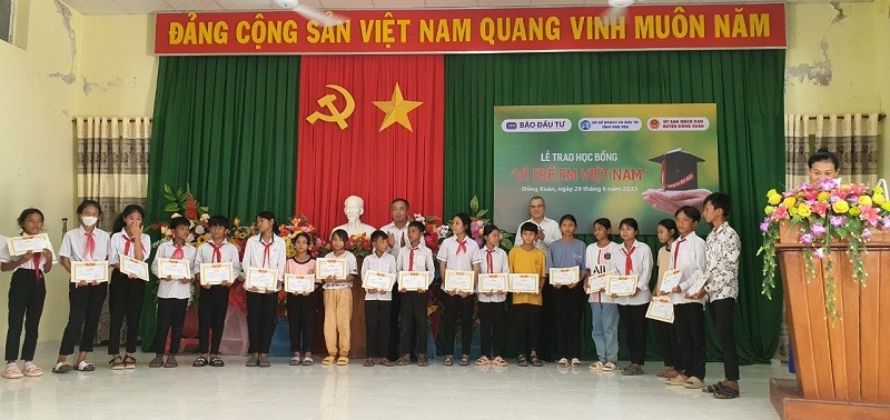 Bí thư Tỉnh ủy Phú Yên Phạm Đại Dương và Tổng biên tập Báo Kl99ok phiên bản mới Lê Trọng Minh trao học bổng cho các em học sinh.