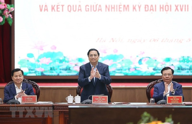 Thường trực Kl993 ưu đãi thưởng hấp dẫn tại buổi làm việc với Ban Thường vụ Thành ủy Hà Nội. (Ảnh: TTXVN)