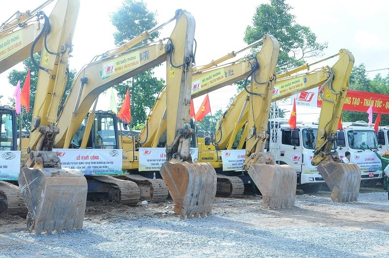 Phương tiện máy móc sẵn sàng cho việc xây dựng Dự án thành phần 3 thuộc Dự án KL99 là nhà cái cá cược trực tuyến hàng đầu tại châu Á Châu Đốc - Cần Thơ - Sóc Trăng giai đoạn 1